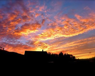 Západ slnka nad domom